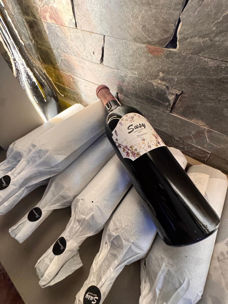 Detalle de flores y vinos