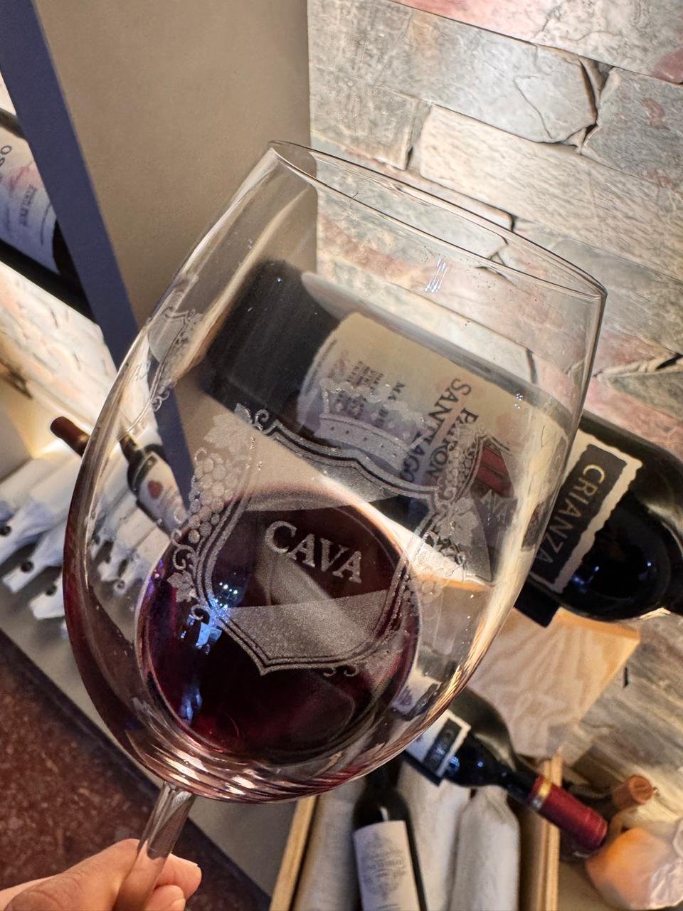 Botellas y detalles de la vinoteca